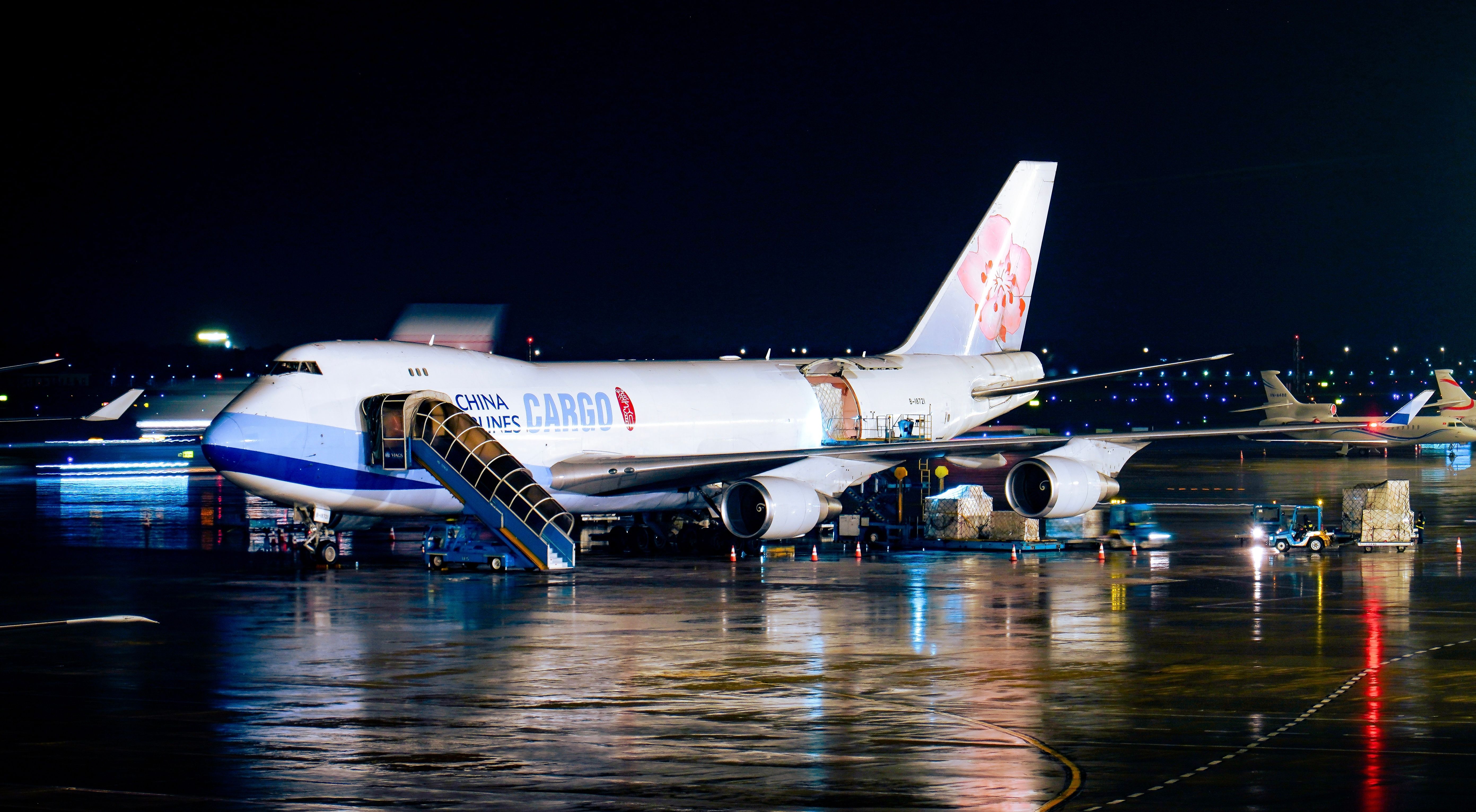 Air freight cargo plane with containers